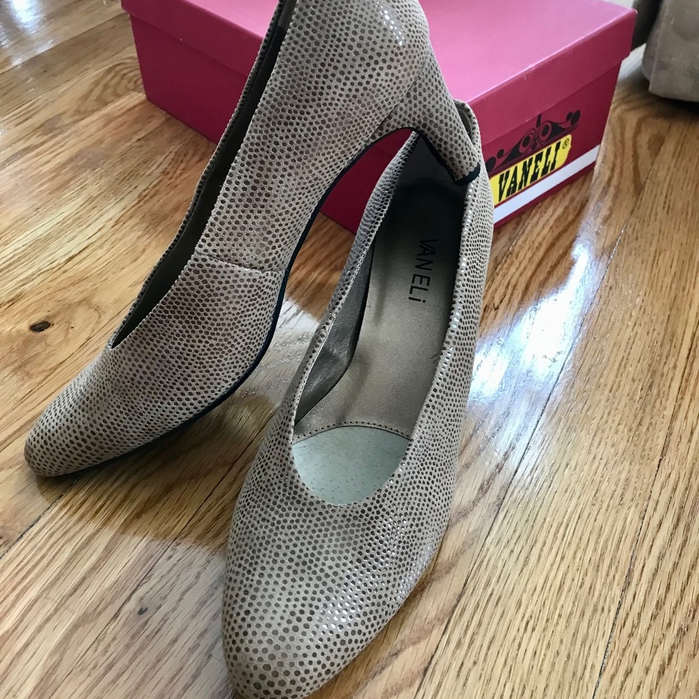 Vaneli Taupe eprint heels, unworn Size 8M